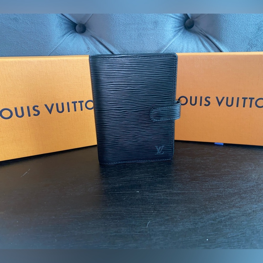 Louis Vuitton Epi agenda/passport holder